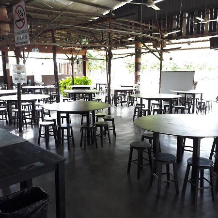 Uk Farm Agro Resort Kluang Extérieur photo